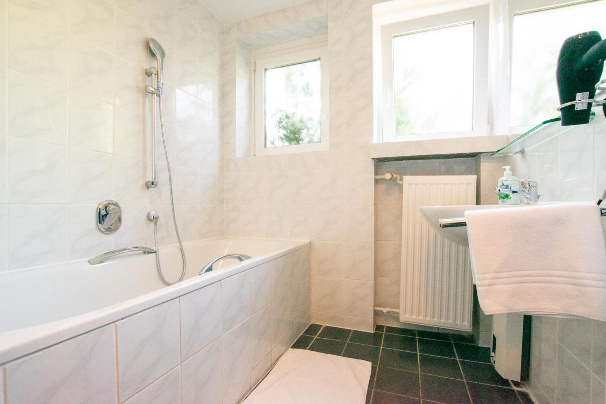 Raj Living - 1 , 3 And 4 Room Apartments - 20 Min Messe Dus & Airport Dus 梅尔布施 外观 照片